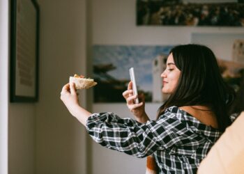 Are Influencers the New Editors in Chief?